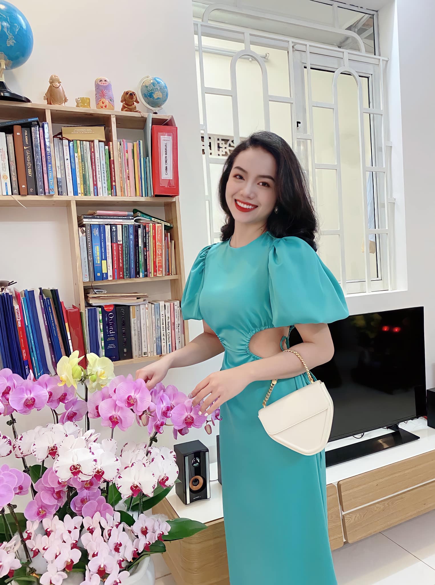 Trên trang cá nhân, gái xinh 9x thường xuyên đăng tải những hình ảnh diện trang phục gợi cảm, đặc biệt là váy áo tôn vòng 1, khai thác vẻ đẹp hình thể tối đa.