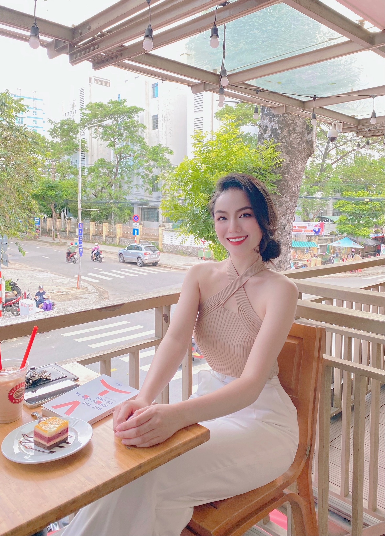 Ai cũng xuýt xoa khen vẻ đẹp của cô và còn vô cùng ấn tượng mới cái tên đẹp, độc và lạ của Thiện Mỹ nữa.