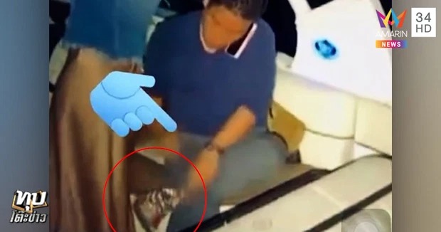 Robert bị soi đôi giày có vệt đỏ đáng ngờ