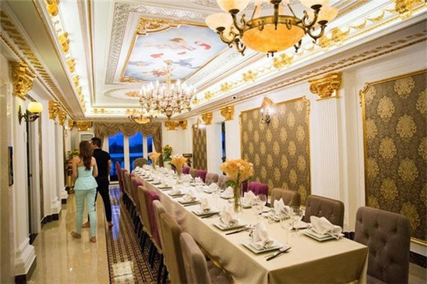 ì thường xuyên tiếp đón khách khứa, bạn bè nên phòng ăn của cô hoành tráng như khách sạn, với sức chứa đến hơn 20 người.