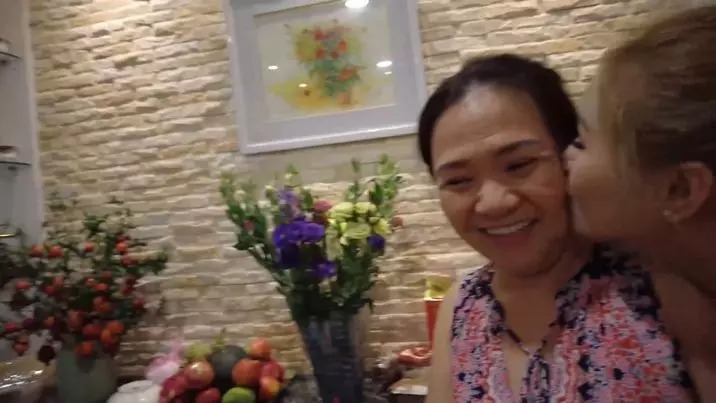 Mẹ Xemesis tươi cười trò chuyện với Xoài Non còn thân hơn cả con trai