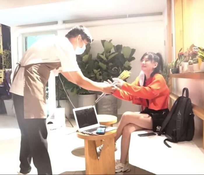 Diễn viên Cát Phượng nhận được hoa từ nam nhân viên của quán cafe do cô làm chủ