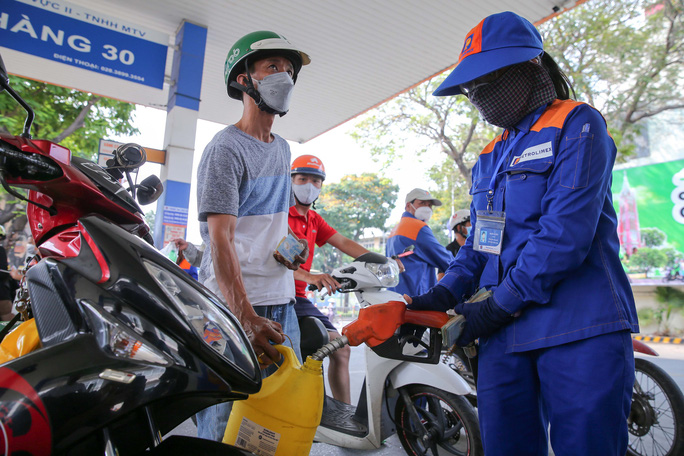 Nhiều người lo ngại khi giá xăng tăng sẽ khiến nhiều mặt hàng khác tăng giá theo, chi tiêu gia đình sẽ cao hơn trong khi nhiều người lao động chỉ mới quay trở lại làm việc sau thời gian giãn cách vì dịch Covid-19.