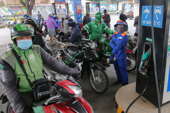 Giá xăng tăng liên tục qua 7 kỳ điều chỉnh tác động trực tiếp đến nhiều người, trong đó có tài xế xe công nghệ, shipper...