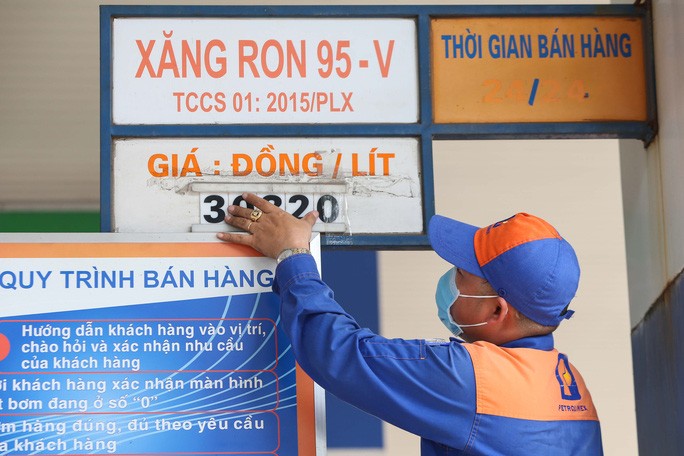 Tại kỳ điều hành giá xăng dầu ngày 11-3, già xăng tăng mạnh từ 15 giờ, sắp chạm mốc 30.000 đồng/lít, Đây là lần thứ 7 giá xăng liên tiếp tăng.