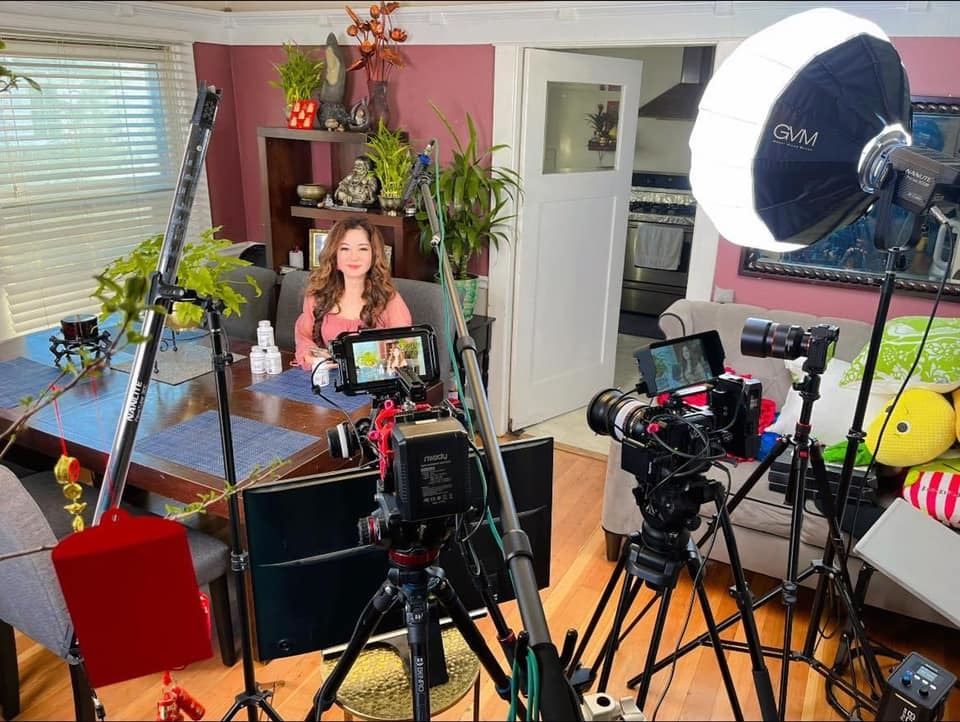 Mới đây, danh hài Thúy Nga thu hút sự chú ý bởi thông tin cơ quan chức năng đến nhà giữa đêm tại Mỹ và vướng phải một số rắc rối. Ngay lập tức, không gian sống của Thúy Nga ở nước ngoài được đông đảo khán giả quan tâm.