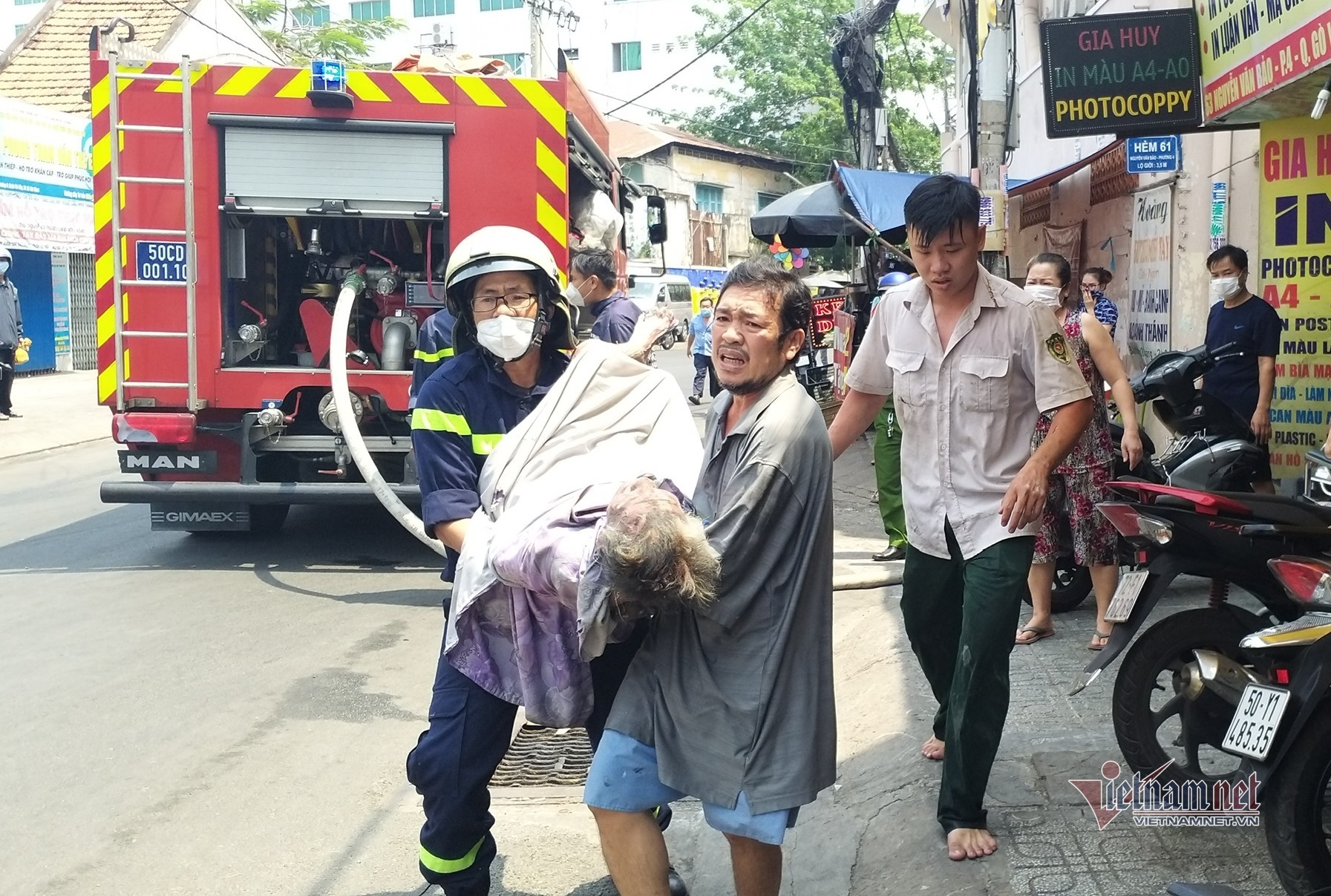 Bà cụ 95 tuổi được lính cứu hỏa tiếp cận cứu ra khỏi đám cháy