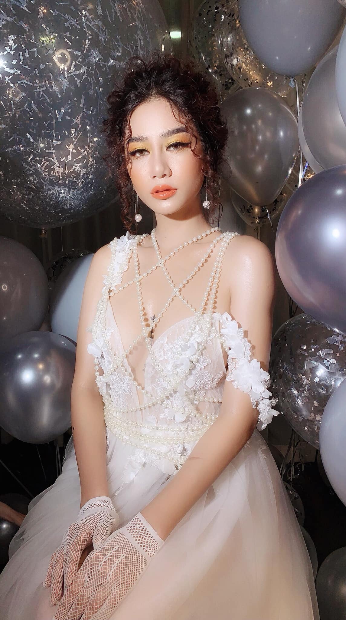 Ngoài bikini, Ngọc Bích còn chuộng diện những thiết kế váy áo mỏng manh, chất liệu lụa, nuông chiều đường cong cơ thể.