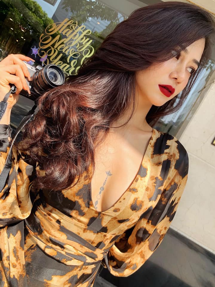 Để cho ra đời những bức hình đẹp, Ngọc Bích còn bất chấp thời tiết giá rét để khoác lên người bộ trang phục mỏng tang.