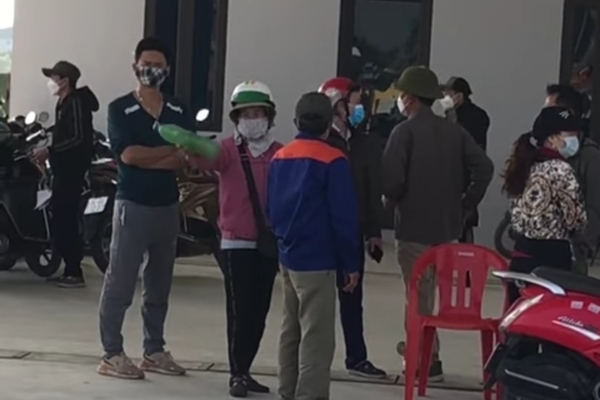 Người dân toá hoả khi mua xăng nhưng lại được đổ nước lã ở Hải Dương