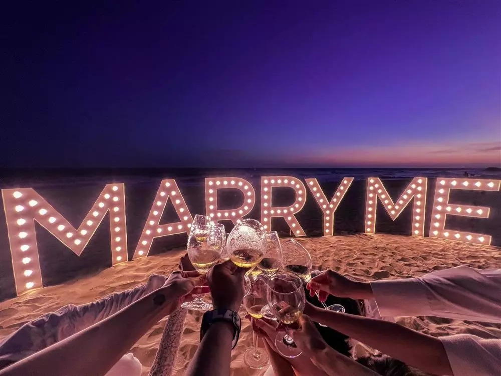 Hình ảnh cả hội bạn thân chúc mừng ai đó cầu hôn (hoặc được cầu hôn) gây bão mạng xã hội trước đó.