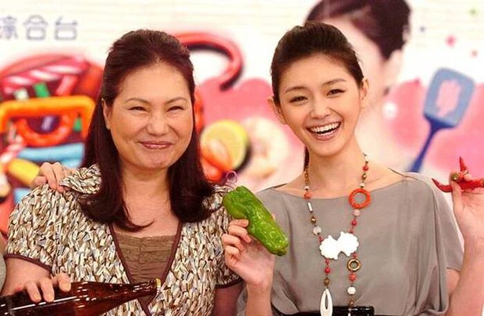 Từ Hy Viên cùng mẹ. 