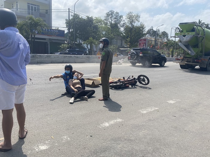 Người mẹ trẻ gào khóc, gọi tên con trong vô vọng 