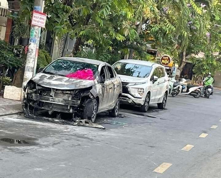 Hiện trường 2 ô tô bị cháy đỗ gần nhau