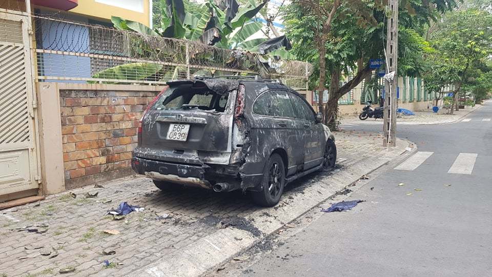 Cách đó 300m, một ô tô khác cũng bị cháy rụi