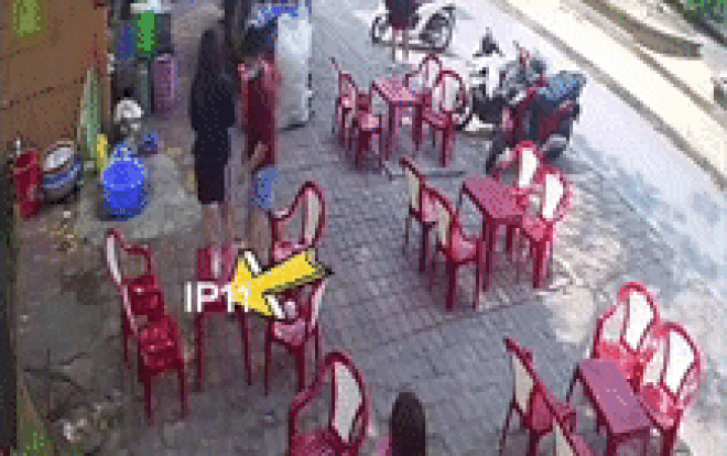 Nam thanh niên lấy đi chiếc đoạn thoại để quên trên bàn dù cho chủ nhân của nó vẫn đang đứng thanh toán trong tiệm. 