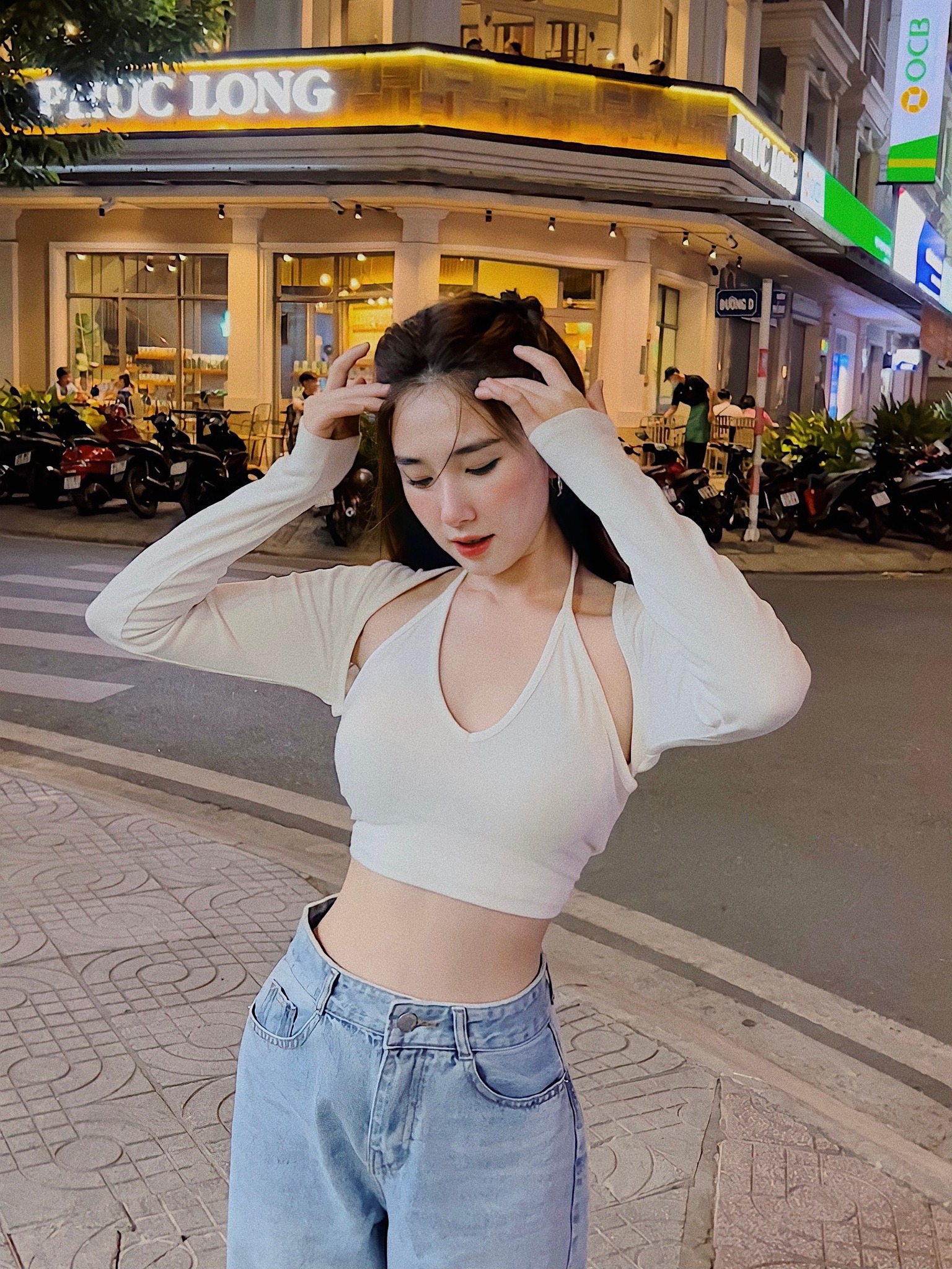 Loạt ảnh xinh đẹp của cô nàng từng được báo Trung Quốc đăng ảnh và dành cho nhiều lời khen ngợi về nhan sắc.