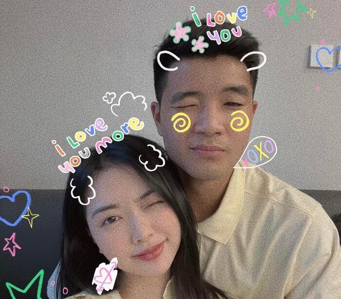 Bà xã của tiền đạo Đức Chinh có gương mặt khả ái dễ thương, làn da sáng trắng mịn. 