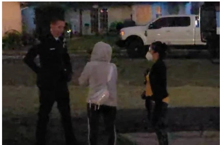 Hình ảnh Thúy Nga bị cảnh sát Mỹ yêu cầu rời khỏi nơi ở lúc nửa đêm từng gây xôn xao mạng xã hội (Ảnh chụp màn hình).
