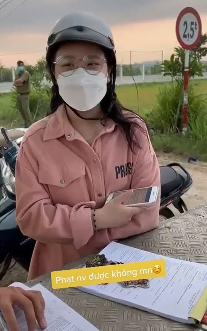 Nữ sinh cất giọng hát làm bao người đốn tim. Ảnh cắt từ clip