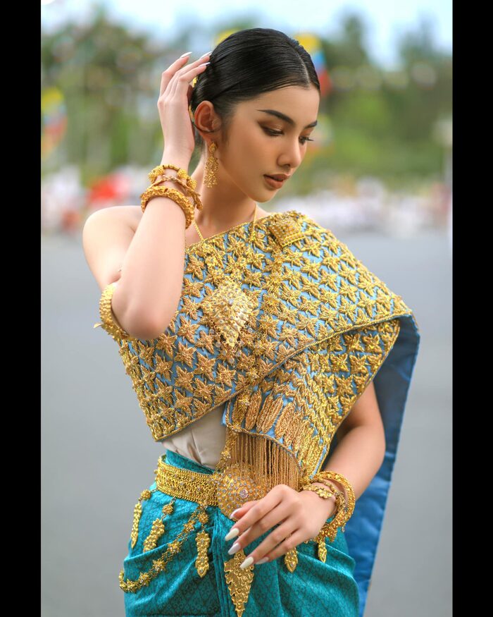 Cẩm Đan cũng từng hóa thân thành thiếu nữ xứ sở Chùa Vàng