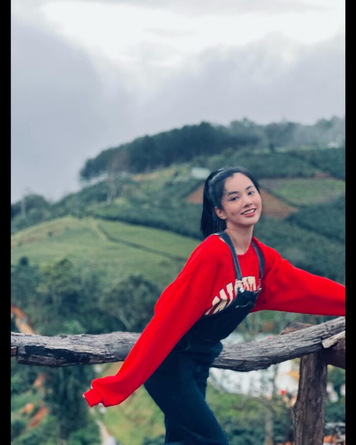 Nên cô nàng vẫn chăm chỉ diện trang phục đáng yêu, nhí nhảnh