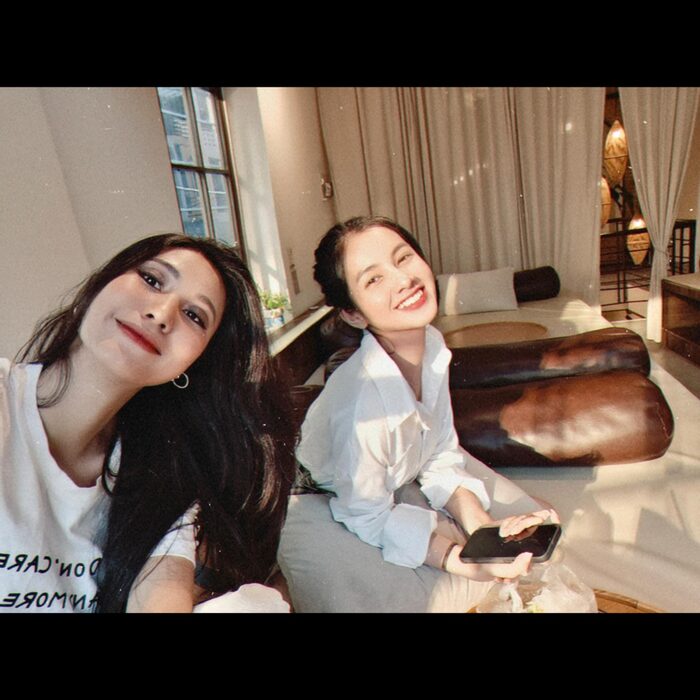 Hiện tại cô nàng vẫn đang tận hưởng cuộc sống độc thân vui vẻ bên bạn bè và người thân