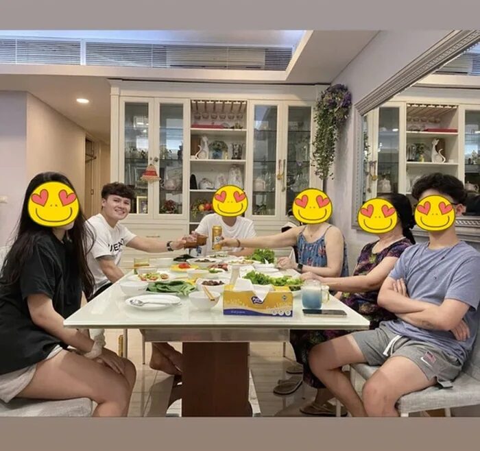 Hình ảnh được cho là cầu thủ Quang Hải đã ra mắt gia đình bạn gái 