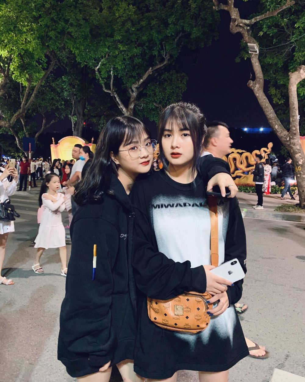 Gấm Kami tên đầy đủ là Ma Thị Hồng Gấm, là người dân tộc Tày. Cô nàng sinh năm 2000 hiện đang hoạt động năng nổ trong giới streamer cũng như là một TikToker nổi tiếng. Hot girl 10X hiện đang là sinh viên trường Đại học Luật Hà Nội.