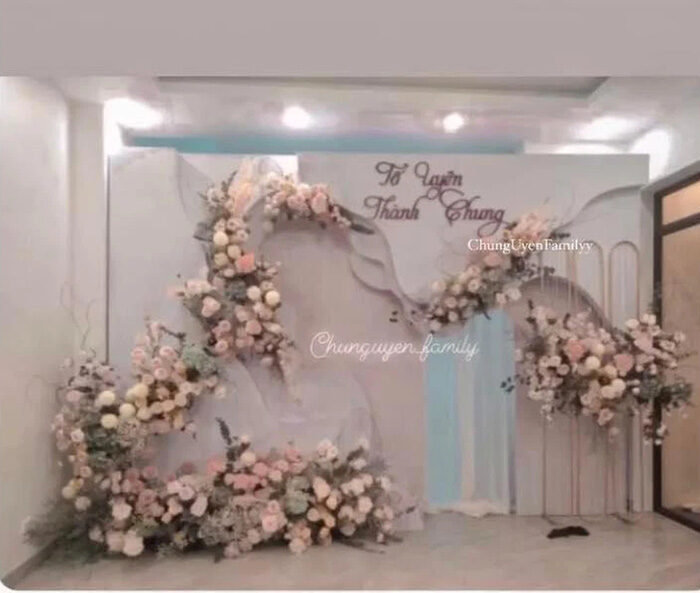 Nhà gái Tố Uyên đã bắt đầu trang trí, chuẩn bị cho lễ ăn hỏi ngày mai 19/3 (tức 17/2 âm lịch) với trung vệ Nguyễn Thành Chung tại quê nhà Tuyên Quang.