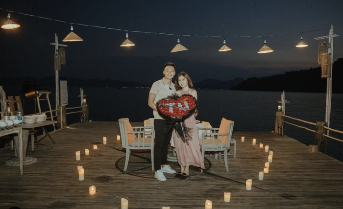 Thành Chung hạnh phúc khi cầu hôn bạn gái Tố Uyên thành công. 