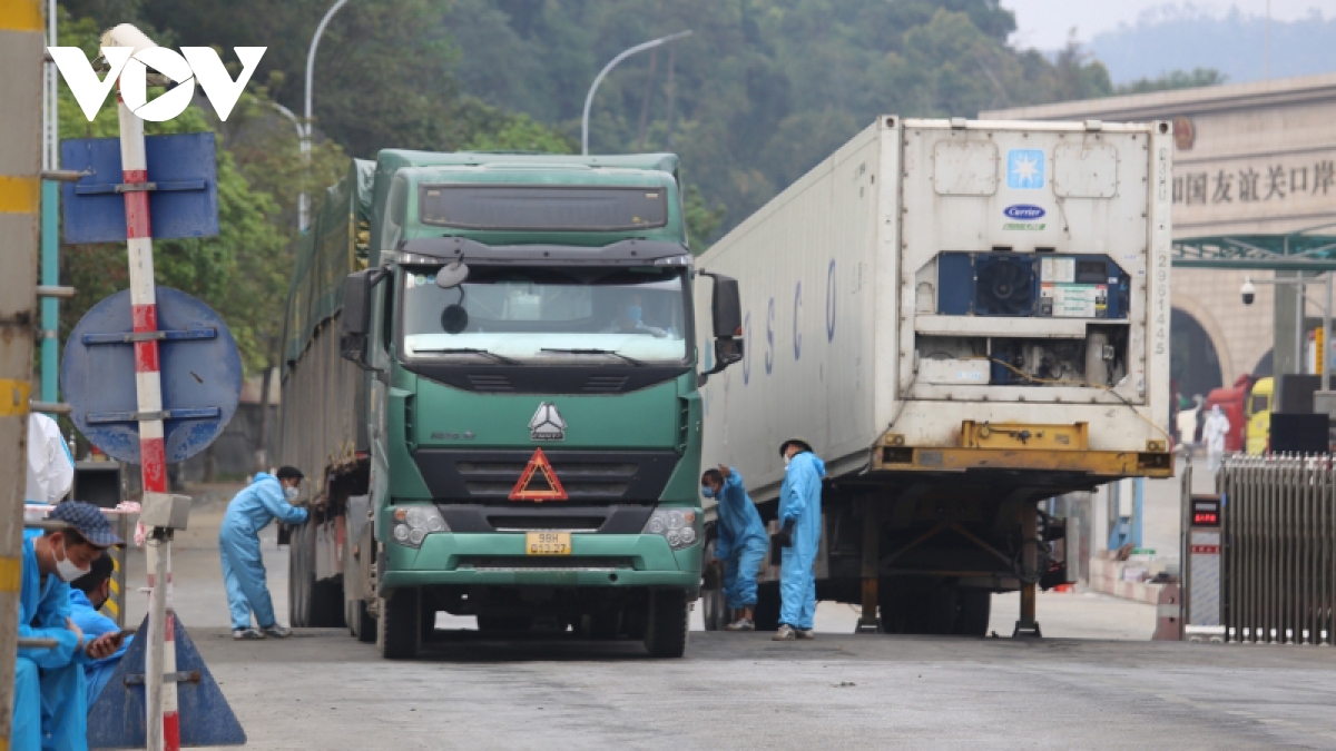 Từ khi áp dụng triển khai nền tảng cửa khẩu số cũng như các phương thức giao nhận hàng hóa mới tại Hữu Nghị và Tân Thanh, sau những “chệch choạc” thời gian đầu, năng lực thông quan hàng hóa tại Lạng Sơn đã được cải thiện đi ít nhiều.