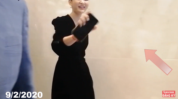 Hiền Hồ vừa cười vừa xua tay mong camera man đừng quay mình