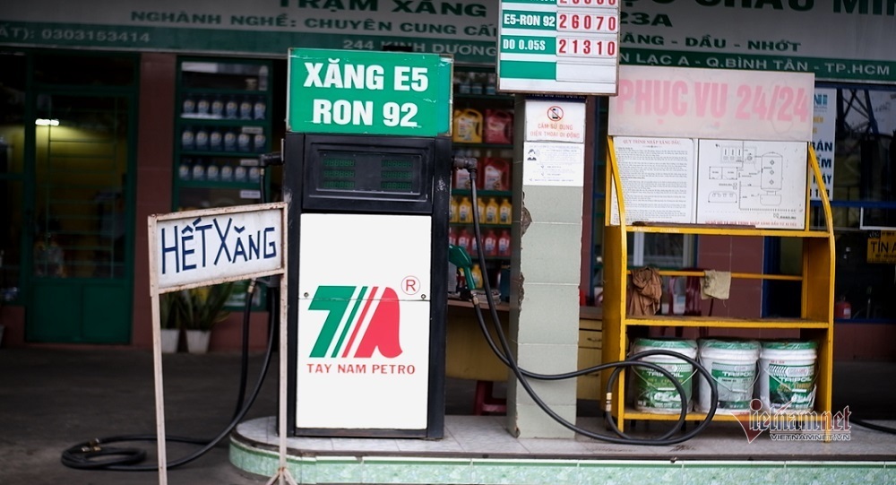 Cây xăng tại quận Bình Tân hết xăng vào ngày 10/3 (ảnh Trần Chung)