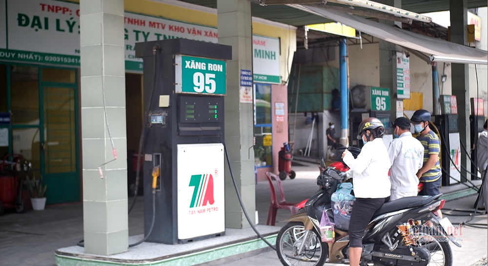 Cũng tại cây xăng trên ở quận Bình Tân, trước kỳ điều chỉnh giá lần này vẫn hoạt động bình thường (ảnh: Trần Chung)