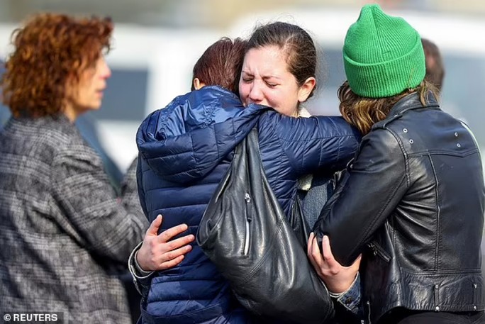Cư dân ôm nhau khóc khi biết tin về vụ tai nạn kinh hoàng ở Bỉ: Ảnh: Reuters.