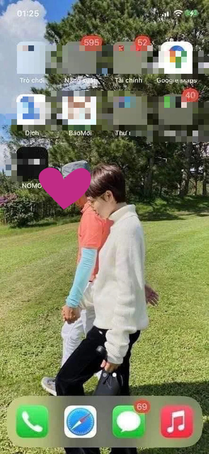 Hình ảnh Hiền Hồ chụp ảnh siêu thân thiết cùng một đại gia U60. 