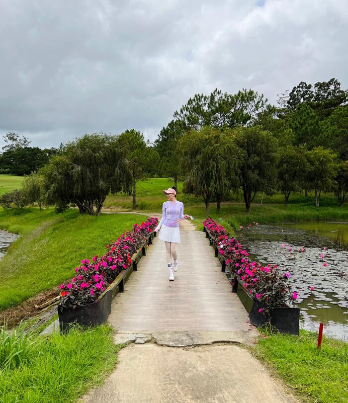 Hình ảnh được Quỳnh Thư đăng kèm dòng chú thích gây tranh cãi