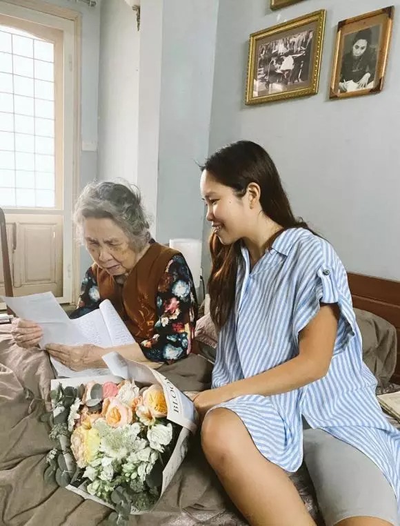 Bà nội hạnh phúc khi cô cháu gái cuối cùng cũng chịu lấy chồng.