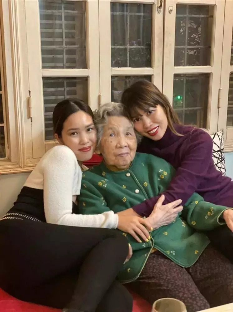 Chị em Hà Anh - Hà My bên bà nội.