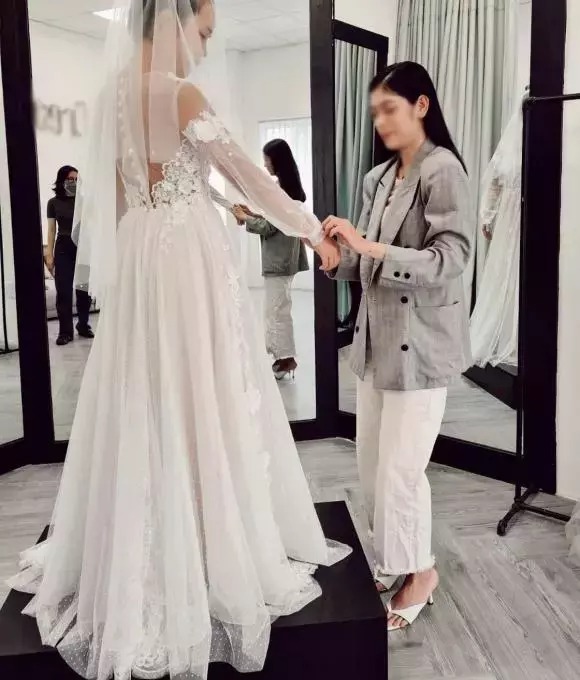 Tháng 12/2021, Hà My đăng ảnh đi thử váy cưới, chuẩn bị cho ngày trọng đại của mình.