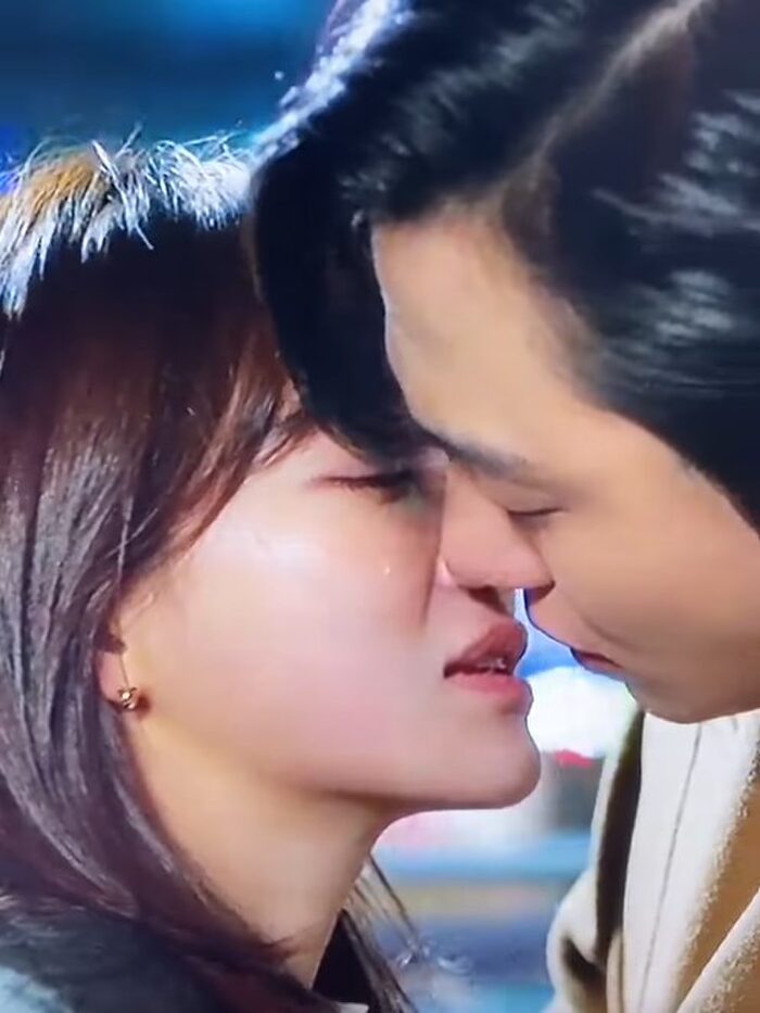 Giọt nước mắt hạnh phúc của Shin Ha Ri trong cảnh hôn.