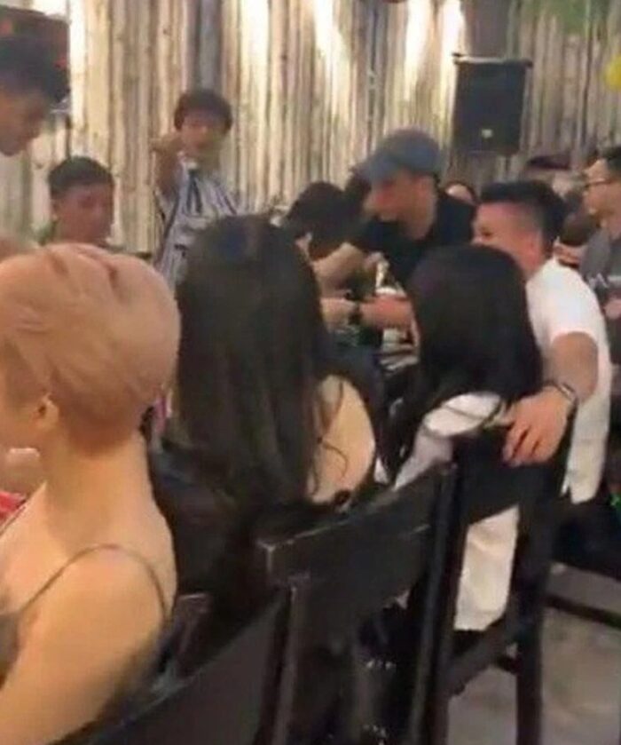 Quang Hải bị bắt gặp có hành động tình tứ với Thanh Thủy khi tụ tập cùng bạn bè.