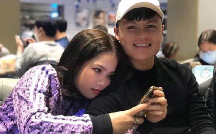 Bức ảnh Huyền My khoác tay, tựa đầu vào vai nam cầu thủ từng gây 