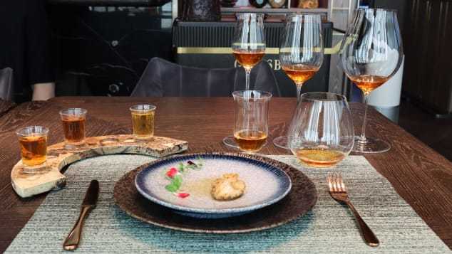 Tại Glassbelly, một nhà hàng cao cấp ở Hồng Kông (Trung Quốc), các loại trà thường được phục vụ trong ly vốn được dùng để uống rượu hoặc bia