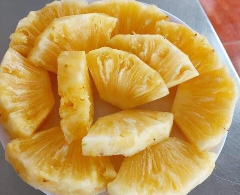 Dứa mật đang vào mùa thu hoạch, được rao bán trên chợ online với giá khá rẻ.