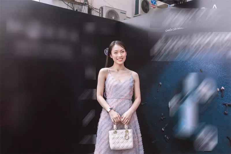 Từng bước hoàn thiện mình và không ngừng thăng hạng cả về nhan sắc cũng như năng lực, ở tuổi 23, Trần Khánh Vy trở thành gương mặt tiêu biểu cho thế hệ 9X năng động, tự tin, giúp truyền năng lượng sống tích cực cho giới trẻ.