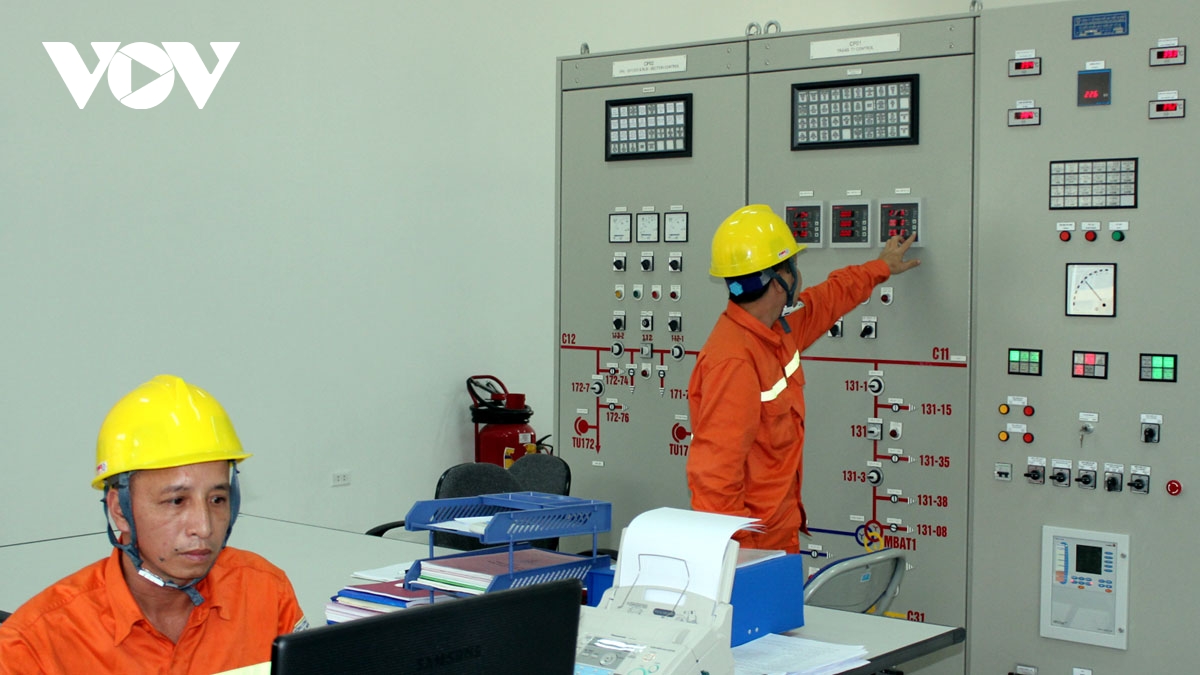 Thống kê sản lượng điện tiết kiệm sau 1 giờ tắt đèn hưởng ứng Giờ Trái đất tại Trung tâm Điều độ Hệ thống điện Quốc gia.