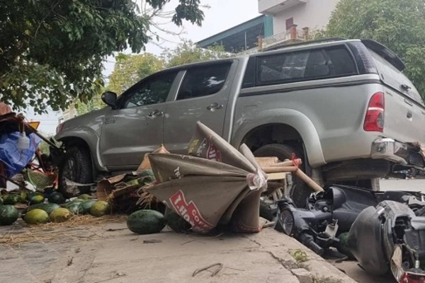 Chiếc xe ô tô đâm vào cửa hàng bán hoa quả