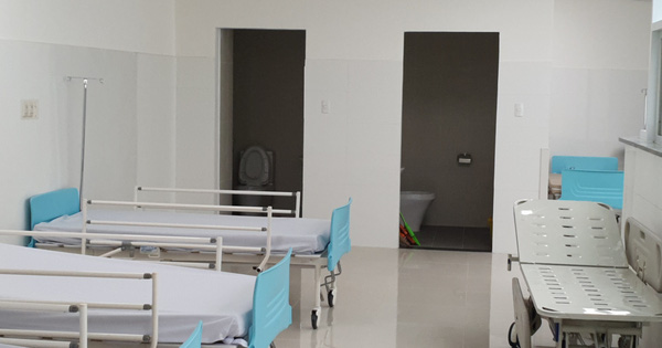 Phòng vệ sinh khoa sản không có cửa, không gờ chắn nước